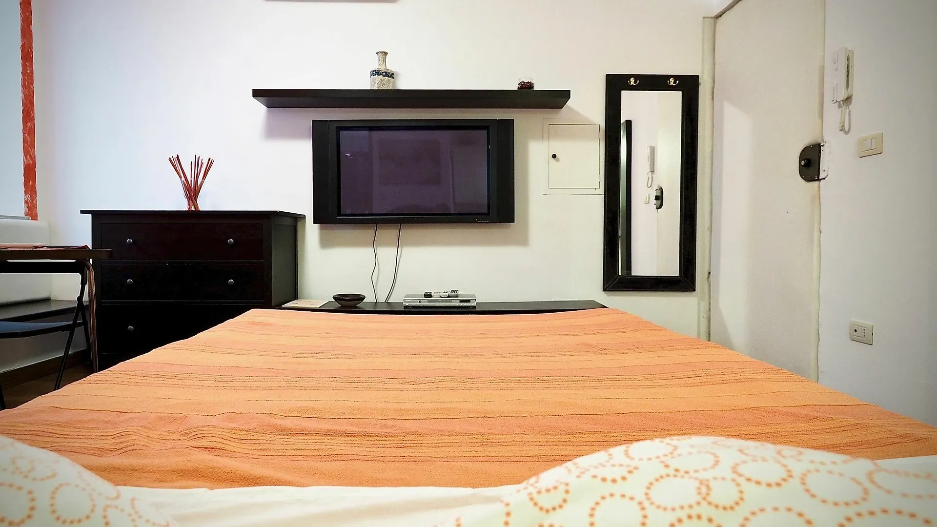 Studio Rosso San Luca Zona Acquario Genoa Apartment