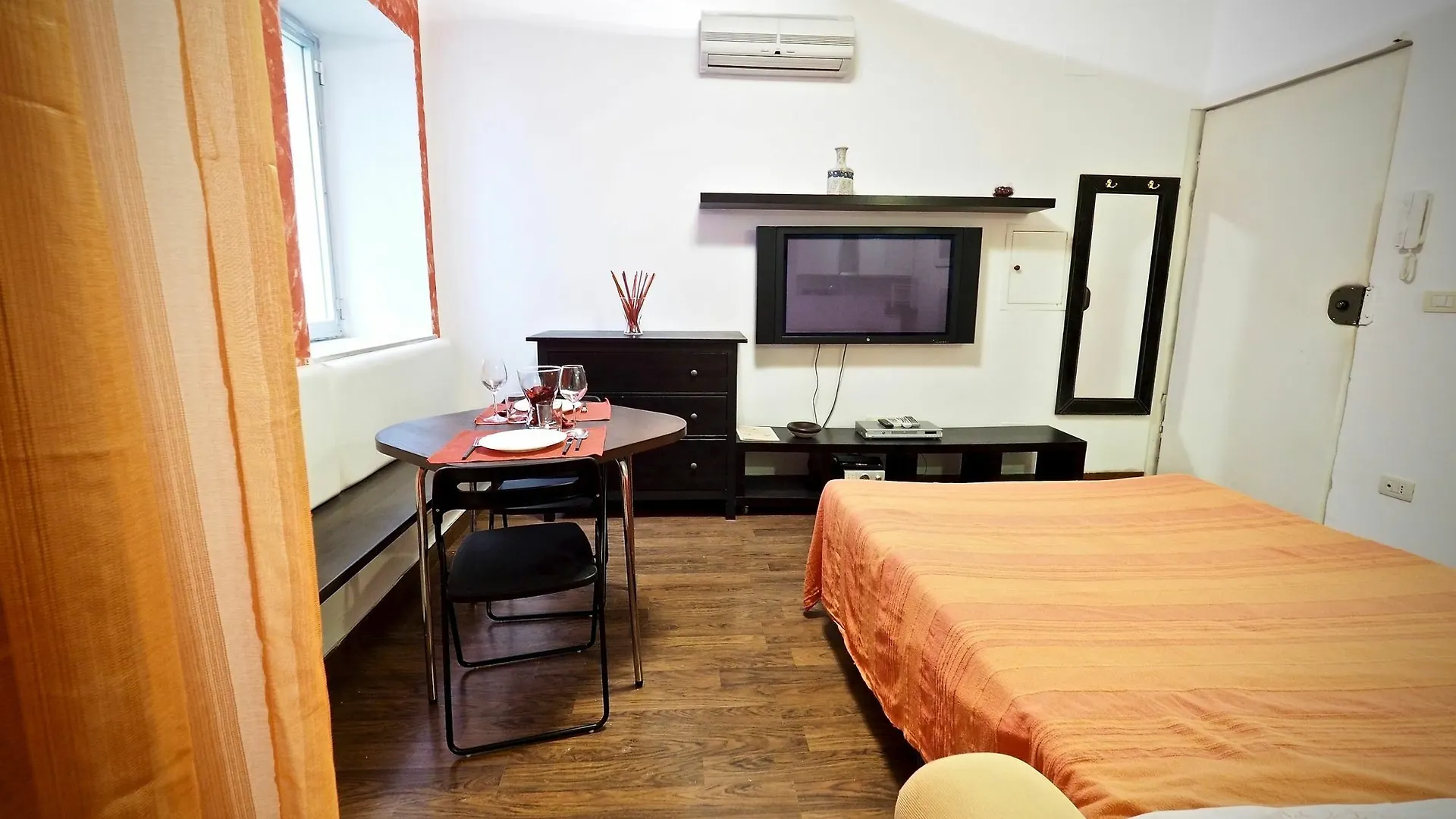 Apartment Studio Rosso San Luca Zona Acquario Genoa Italy